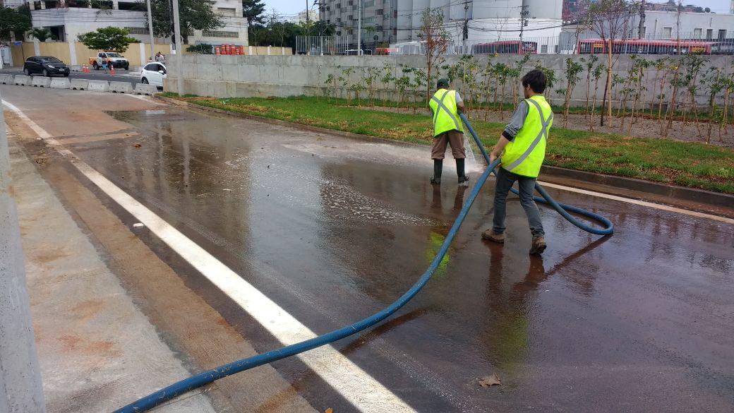 Trabalhadores lavando a rua